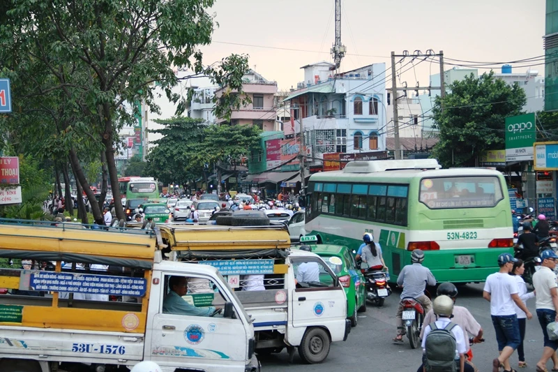 Người ở Sài Gòn tay xách nách mang về quê ăn Tết ảnh 13